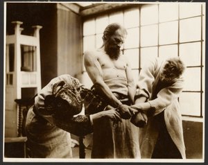 Drei Modelle posieren für die "Symbolische Gruppe" im Bild "Das Fest des Heiligen Vitus in Rügen" aus dem "Epos der Slawen-Zyklus, Zbiroh, Böhmen"