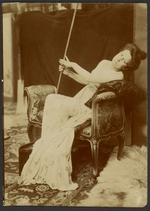 Frau modelliert auf einer Bank von Alphonse Maria Mucha