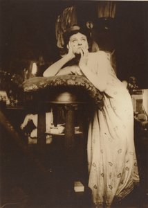 Weibliches Modell mit Tiara, Paris, 1899 von Alphonse Mucha