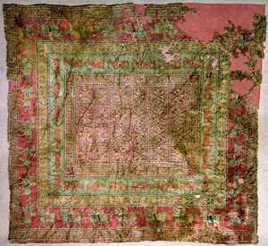 Teppich mit Pferden, Reitern, Damhirschen und Greifen, aus den Pazyryk-Grabhügeln, 5.-4. Jahrhundert v. Chr. (Textil) von Altaic School