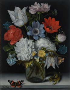 Blumen in einer Glasflasche auf einem Marmorsockel, mit einem Admiral-Schmetterling und einer Eidechse