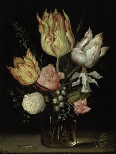 Stillleben von Blumen in einer Glasvase mit einer Raupe und einem Schmetterling