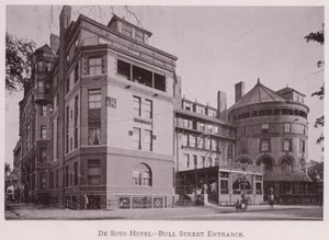 De Soto Hotel, Bull Street Eingang (s/w Foto)