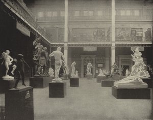 Französische Skulptur im Kunstpalast von American Photographer (after)