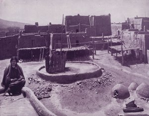 Innerer Hof einer Pueblo-Stadt, Arizona (s/w Foto) von American Photographer (after)