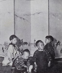 Japanische Babys beim Spielen (s/w Foto)