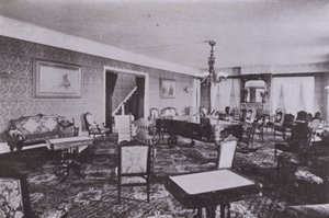 Old Orchard House, Maine: Salon (s/w Foto) von American Photographer (after)