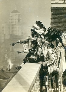 Blackfoot-Indianer auf dem Dach des McAlpin Hotels, die sich weigern, in ihren Zimmern zu schlafen, New York City von American Photographer