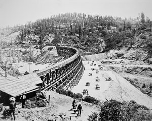 Chinesische Arbeiter arbeiten an einer Trestle-Brücke am westlichen Hang der Sierra Nevada Berge