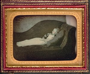 Totes Kind auf einem Sofa, ca. 1855