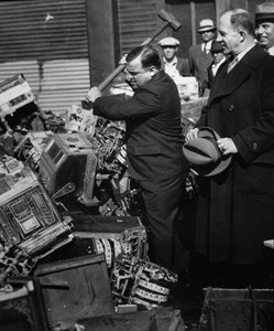 Fiorello La Guardia (1882-1947) zerstört beschlagnahmte Spielautomaten