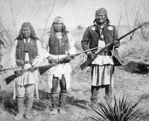 Geronimo und drei seiner Apachen-Krieger von American Photographer