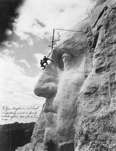 Gutzon Borglum inspiziert die Arbeiten an Washington am Mount Rushmore, 1932 von American Photographer