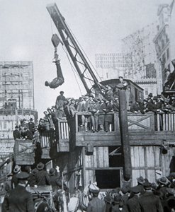Houdini entkommt aus einer Zwangsjacke, während er an einem Kran in New York City hängt