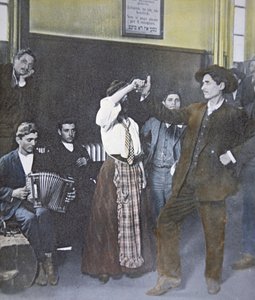Einwanderer beim Volkstanz auf Ellis Island, New York Harbor von American Photographer