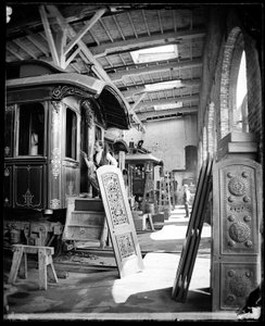 Innenansicht von Männern, die in der Lackiererei der Pullman Palace Cars Fabrik arbeiten, vermutlich in Detroit, Michigan