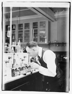 Chemiker G.F. Beyer vom Internal Revenue Bureau von American Photographer