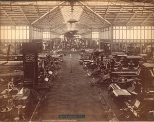 Maschinenhalle, vom Nordende, Philadelphia Centennial International Exhibition, 1876 (Silberalbuminabzug) von American Photographer