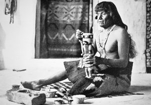 Mann, der eine Kachina-Puppe macht, ca. 1890 von American Photographer