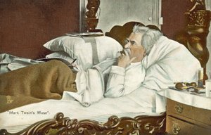 Mark Twain, im Bett liegend, eine Zigarre rauchend von American Photographer
