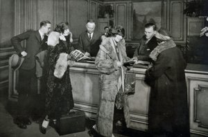 Passagiere kaufen Fahrkarten am Fahrkartenschalter der Great Northern Railway, Chicago von American Photographer