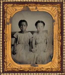 Porträt von zwei Mädchen von American Photographer