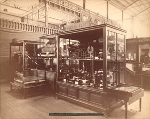 Rudolph Koenigs Ausstellung, Philosophische Apparate, Hauptausstellung, Centennial International Exhibition, Philadelphia, 1876 von American Photographer