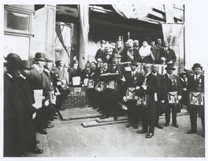 Schomburg unter Freimaurern und Odd Fellows bei der Grundsteinlegung des Ionischen Tempels