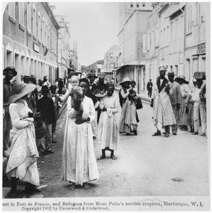 Straße in Fort-de-France mit Flüchtlingen nach dem Ausbruch des Mont Pelée, Martinique, veröffentlicht von Underwood and Underwood, 1902 von American Photographer