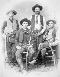 Texas Rangers bewaffnet mit Revolvern und Winchester-Gewehren