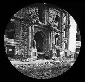 Der West-Eingang zum Gerichtsgebäude nach dem großen Chicago-Feuer, 1871 von American Photographer