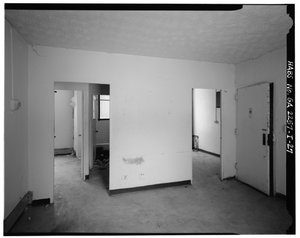 Typische 2-Zimmer-Wohnung mit Eingang in den Salon, Flur mit Badezimmer und Schlafzimmern (links), Eingang zur Küche (rechts) - Techwood Homes, Gebäude Nr. 6, 465 Techwood Drive & 119-125 Hunnicutt Street, Atlanta, Fulton County, GA