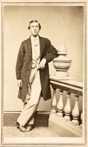 Unbekannter Mann im Mantel, der sich gegen eine Säule lehnt, ca. 1860-75 von American Photographer