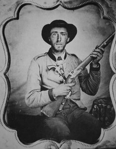 Unbekannter Soldat der Konföderierten posiert im Fotostudio von American Photographer