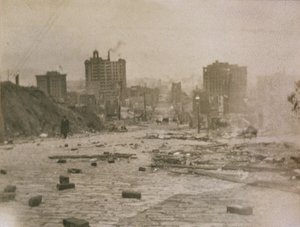 Blick auf die Skyline von San Francisco mit Rauch vom Feuer nach dem Erdbeben, 1906 von American Photographer