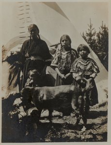 Frau, zwei Mädchen und ein Kind mit Hund, ca. 1900