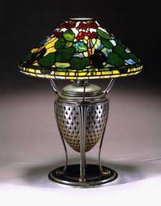 Ein "Geranium" Tischlampe mit konischem Schirm und durchbrochenem Bronzeurnenfuß mit Fischschuppenmuster, 20. Jahrhundert