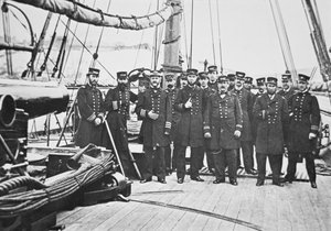 Kapitän John A. Winslow (1811-1973) mit seinen Offizieren an Bord der USS Kearsarge von American School