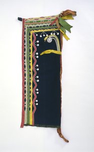 Kapuzenmantel, Chippewa, ca. 1840 (Wolle, Glasperlen & Seidenband)