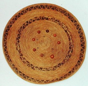 Pomo Spieltablett mit Eichelwürfeln, aus Kalifornien