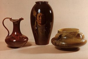Vase mit Porträt von Häuptling Joseph vom Nez-Perce-Stamm, signiert von W.P. Macdonald; Kanne mit Drachenmotiv, markiert mit den Initialen von Albert R. Valentien; Schale mit japanischem Blumenmotiv von American School