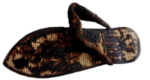 Tutanchamuns Sandale, verziert mit gefesselten Gefangenen und Sema-Tawy-Symbolen, 14. Jh. v. Chr.