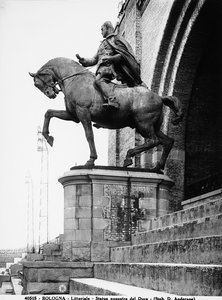 Reiterstatue von Benito Mussolini; bis zum Fall des Faschismus stand diese Statue im Littoriale (Stadio comunale) in Bologna (s/w Foto) von Anderson Anderson