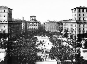 Piazza Venezia in Rom während der faschistischen Feier zum Gedenken an den Unbekannten Soldaten am Altare della Patria, 04/11/1922