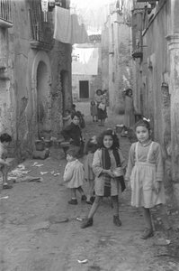 Kinder auf dem Weg nach Crotone, Crotone