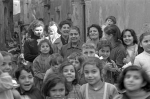 Gruppenfoto mit Frauen und Kindern von Ando Gilardi