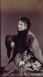 Porträt von Sarah Bernhardt (1844-1923) in Stadtbekleidung