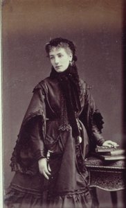 Porträt von Sarah Bernhardt in Stadtkleidung von Andre Adolphe Eugene Disderi