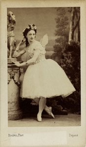 Porträt der Balletttänzerin Marfa Muravyeva 1838-1879 im Ballett Diavolina von Andre Adolphe Eugene Disderi