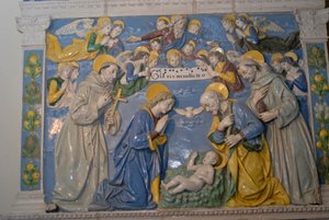 Geburt Christi mit St. Franziskus und St. Antonius, glasierte Terrakotta von Andrea Della Robbia, La Verna Heiligtum, Chiusi della Verna, Toskana, Italien von Andrea Della Robbia